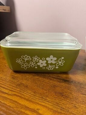Vintage Pyrex Crazy Daisy Spring Blossom 1.5 pint bakeware with lid.